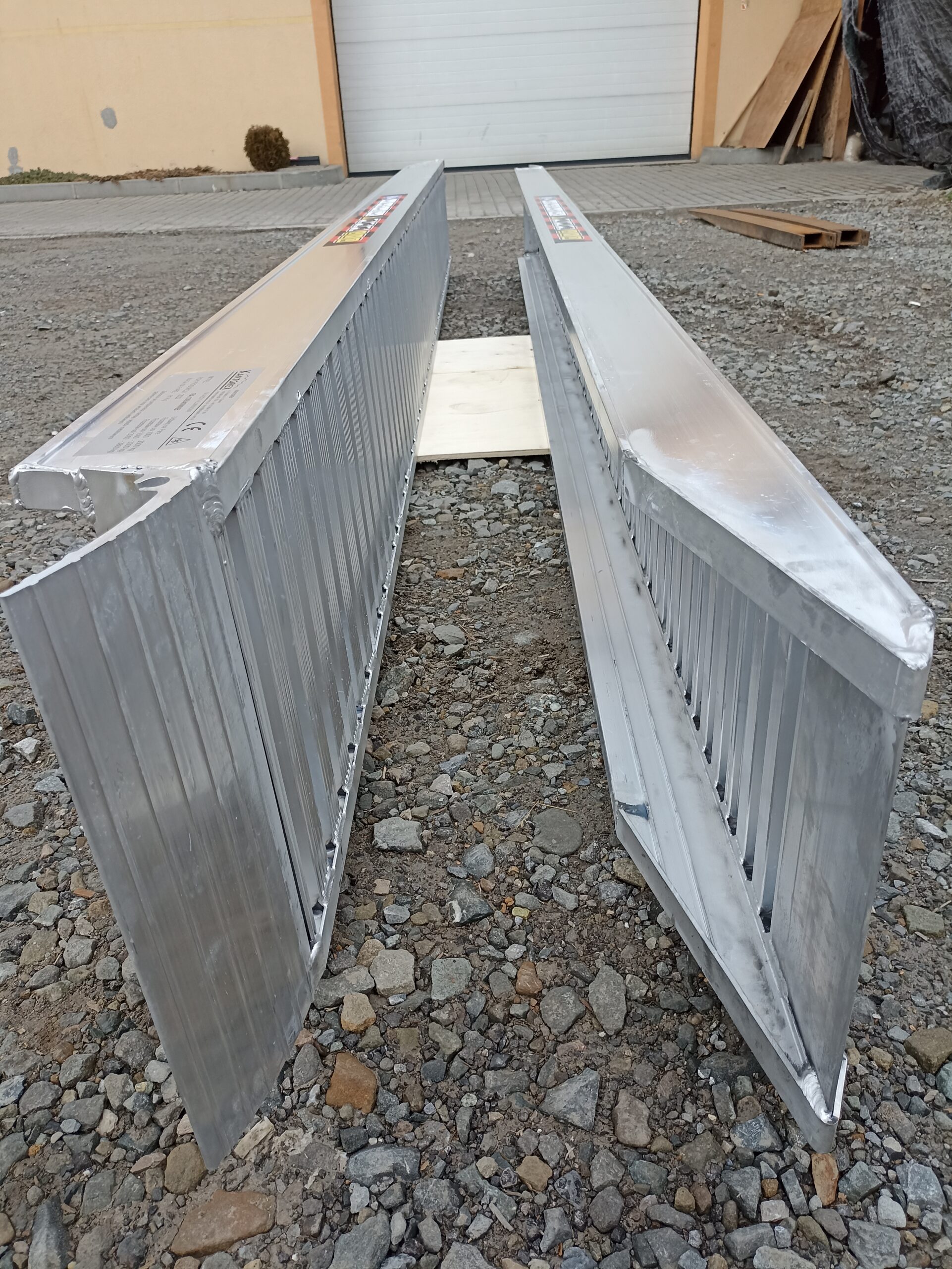 najazdy aluminiowe 136x40 4m do 3,8t bez rantów najazdy aluminiowe 136x40 4m do 3,8t bez rantów