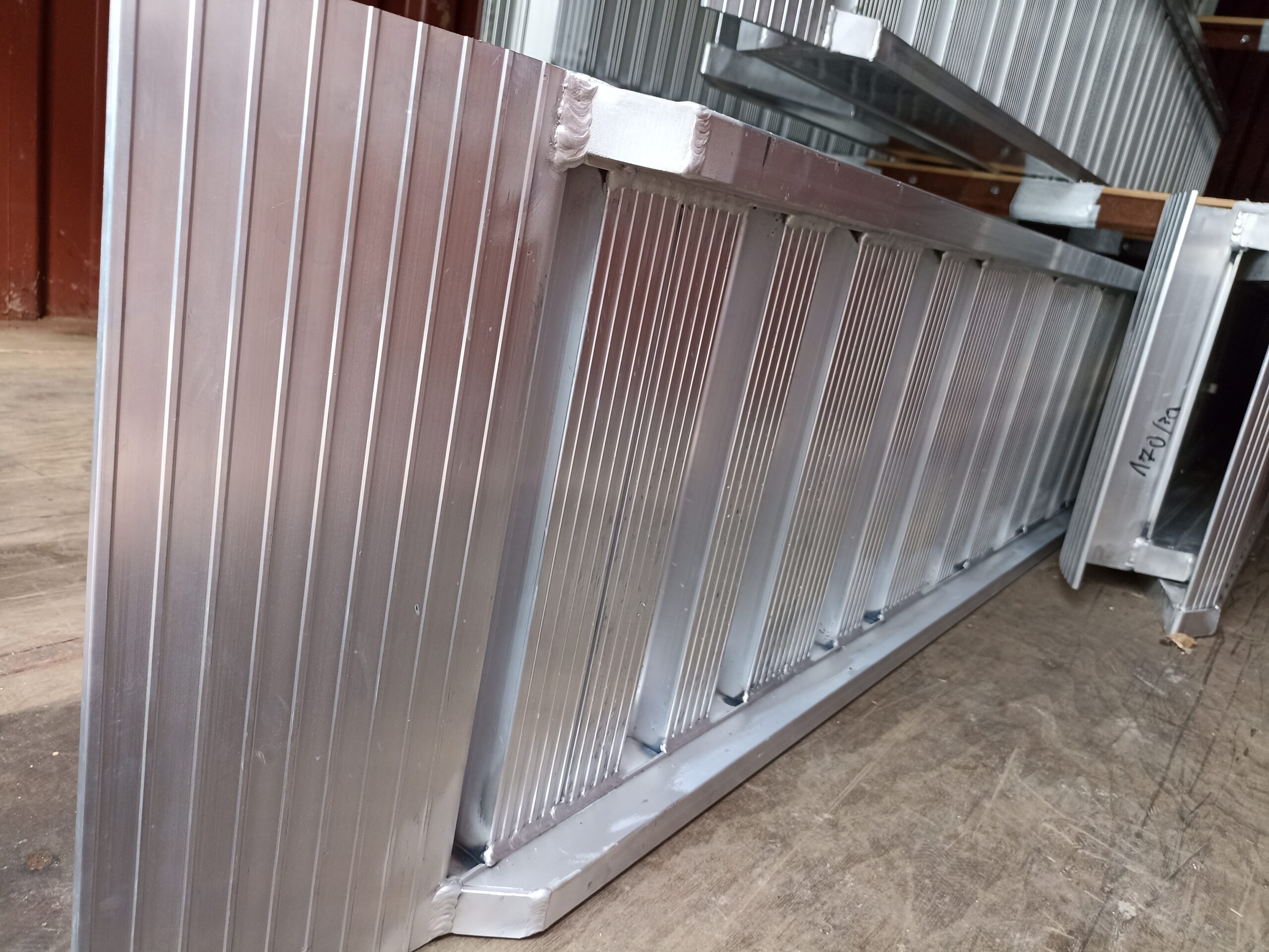 najazdy aluminiowe 150x40 4m do 5,8t z rantami bocznymi najazdy aluminiowe 150x40 4m do 5,8t z rantami bocznymi