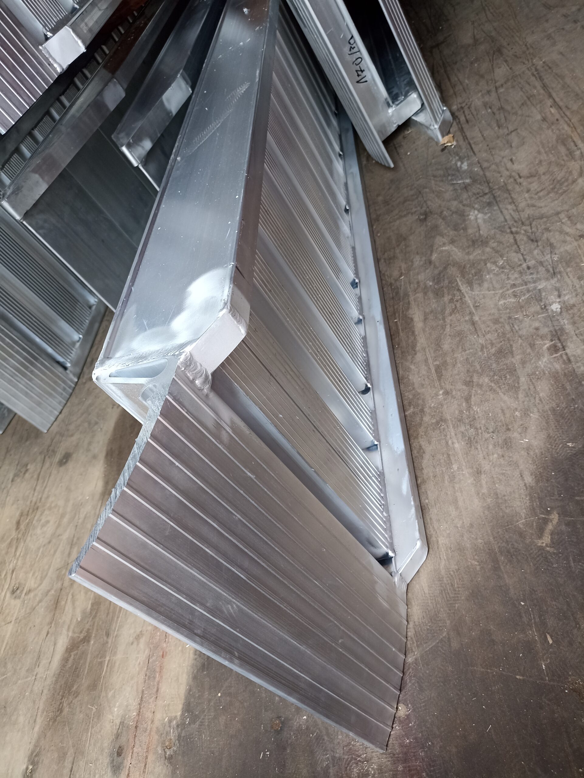 najazdy aluminiowe 150x40 4m do 5,8t z rantami bocznymi najazdy aluminiowe 150x40 4m do 5,8t z rantami bocznymi