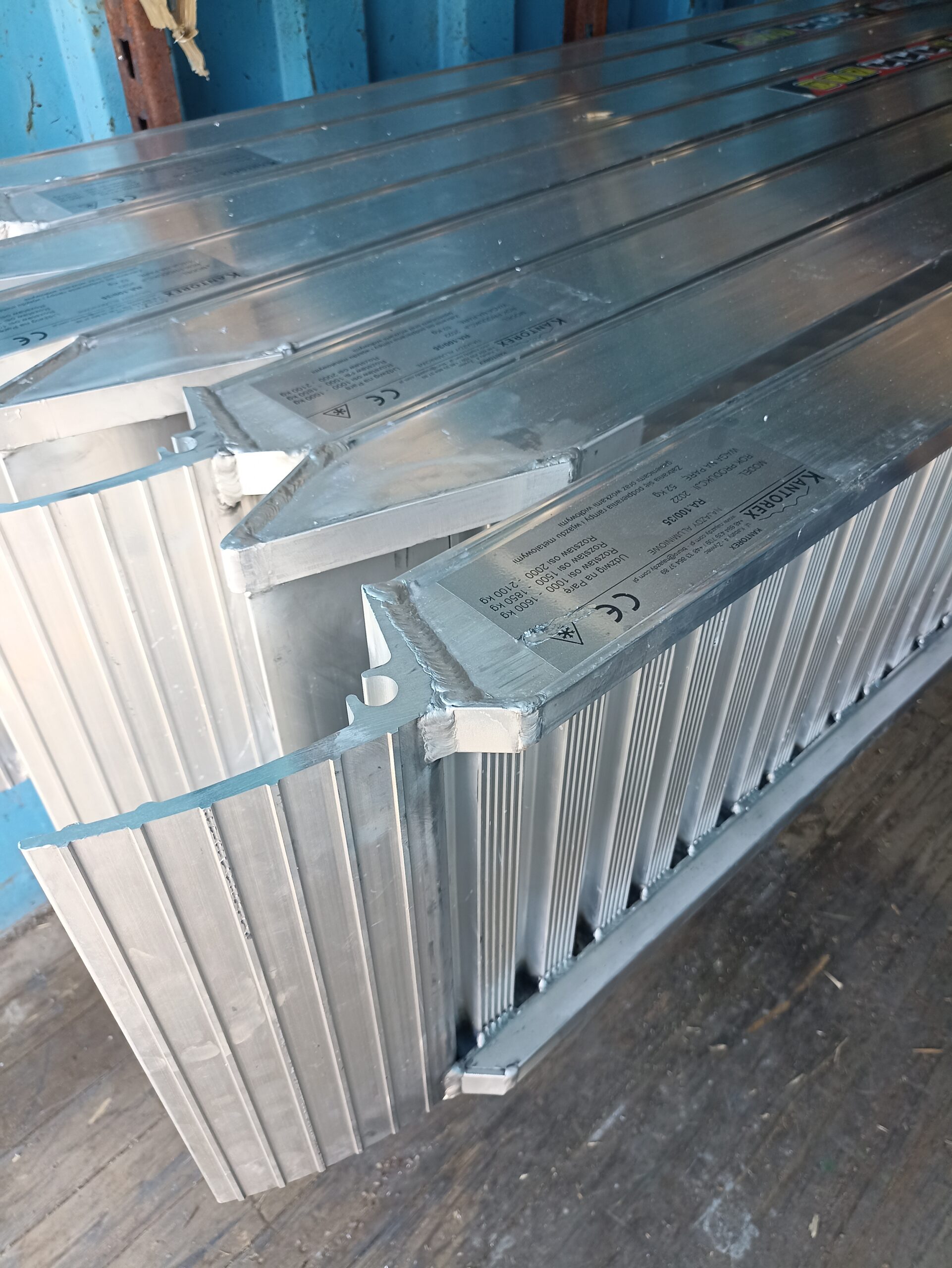 najazdy aluminiowe 100x35 3,5m do 2,1t z rantami bocznymi najazdy aluminiowe 100x35 3,5m do 2,1t z rantami bocznymi