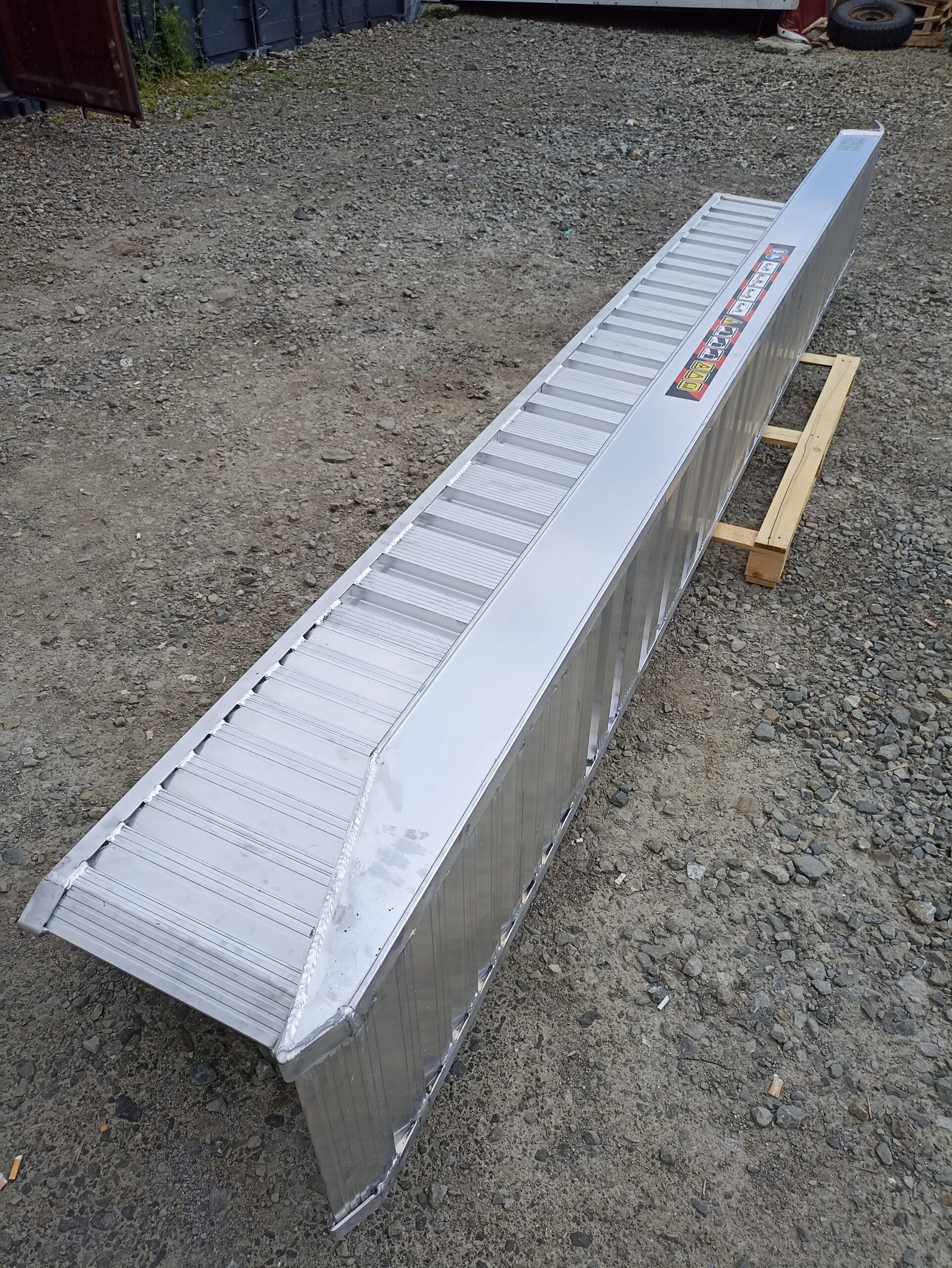 najazdy aluminiowe 150x40 4m do 5,8t bez rantów najazdy aluminiowe 150x40 4m do 5,8t bez rantów