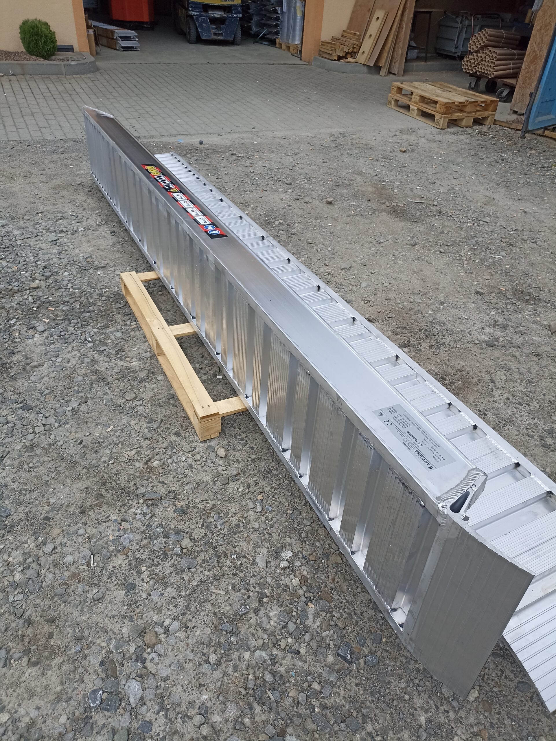najazdy aluminiowe 150x40 4m do 5,8t bez rantów najazdy aluminiowe 150x40 4m do 5,8t bez rantów