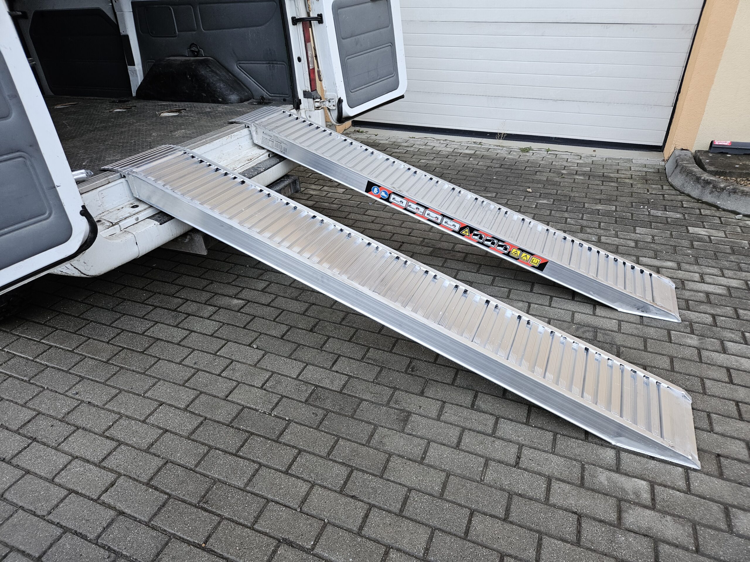 najazdy aluminiowe 100x25 2,5m do 2,95t bez rantów najazdy aluminiowe 100x25 2,5m do 2,95t bez rantów