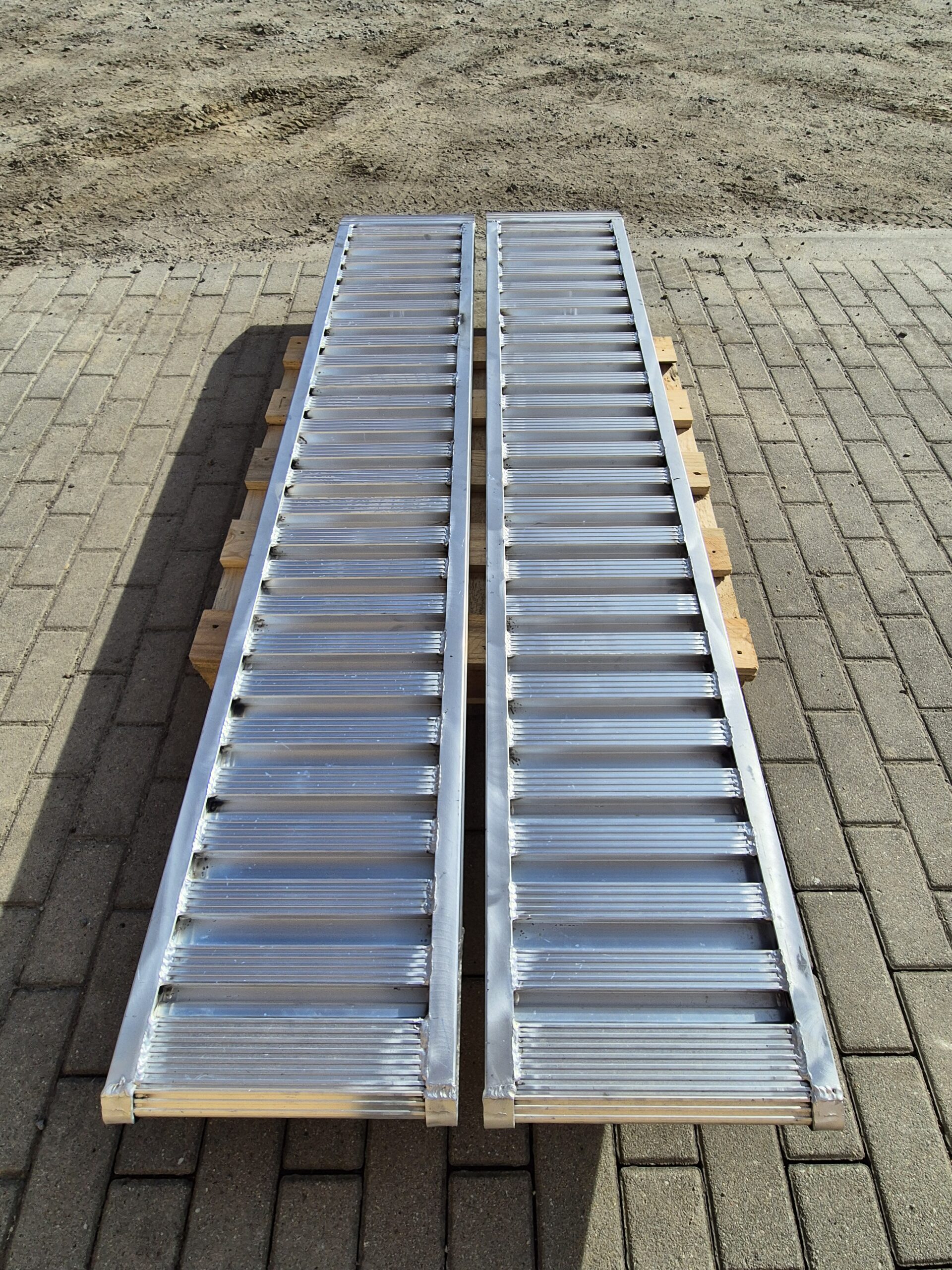 najazdy aluminiowe 87x20 2m do 4,15t bez rantów najazdy aluminiowe 87x20 2m do 4,15t bez rantów