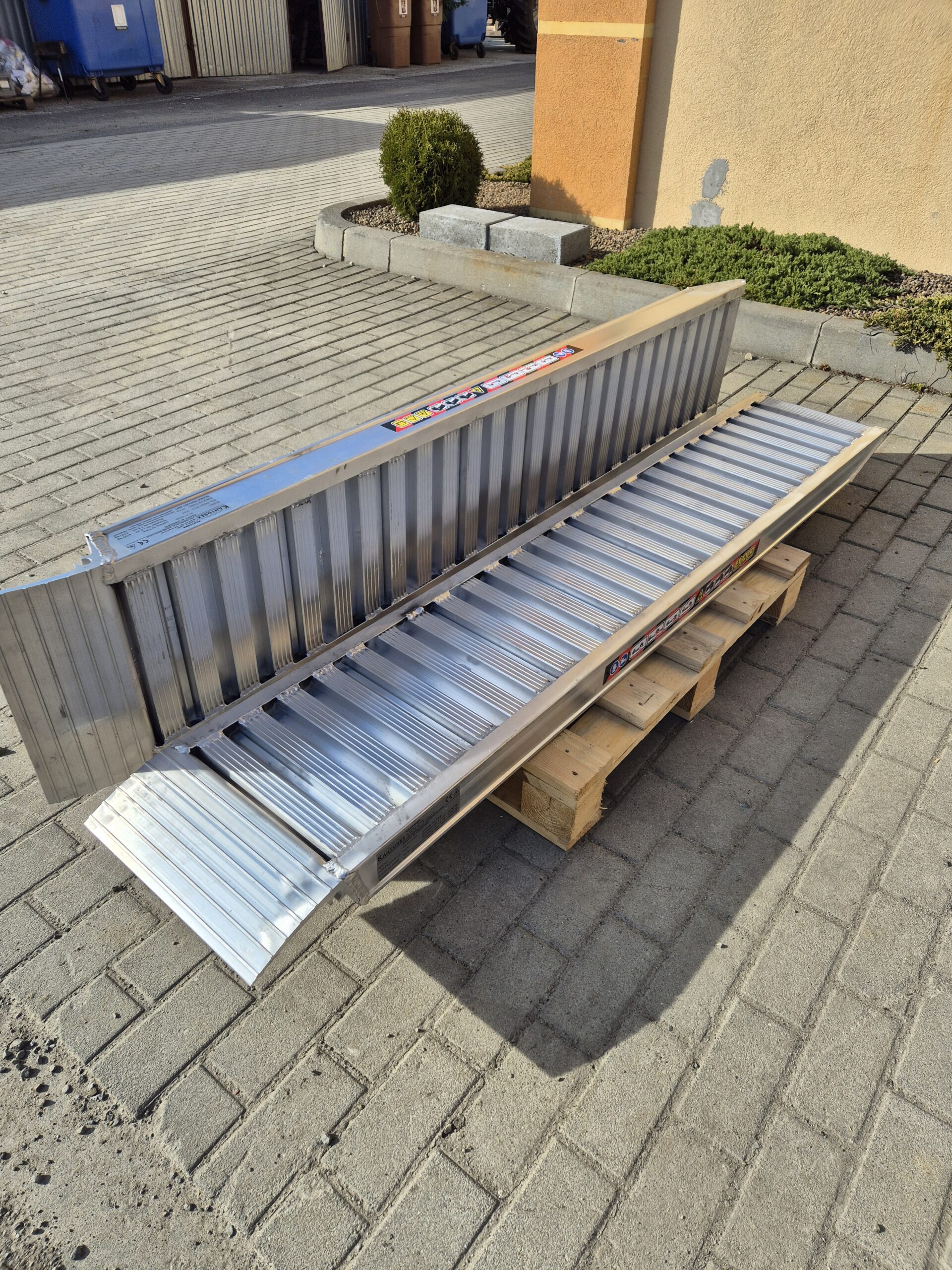 najazdy aluminiowe 87x20 2m do 4,15t bez rantów najazdy aluminiowe 87x20 2m do 4,15t bez rantów