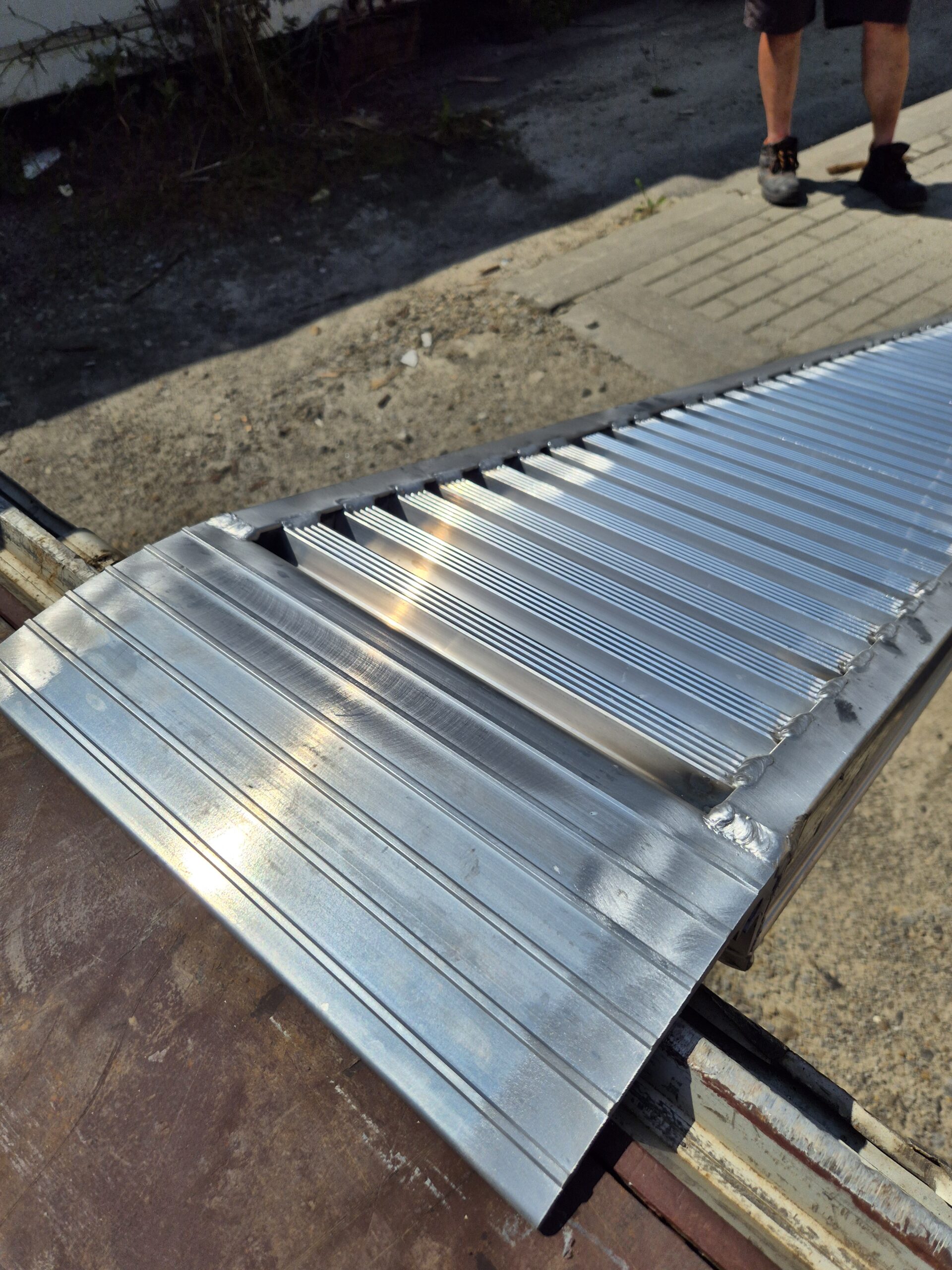 najazdy aluminiowe 100x30 3m do 2,5t bez rantów najazdy aluminiowe 100x30 3m do 2,5t bez rantów