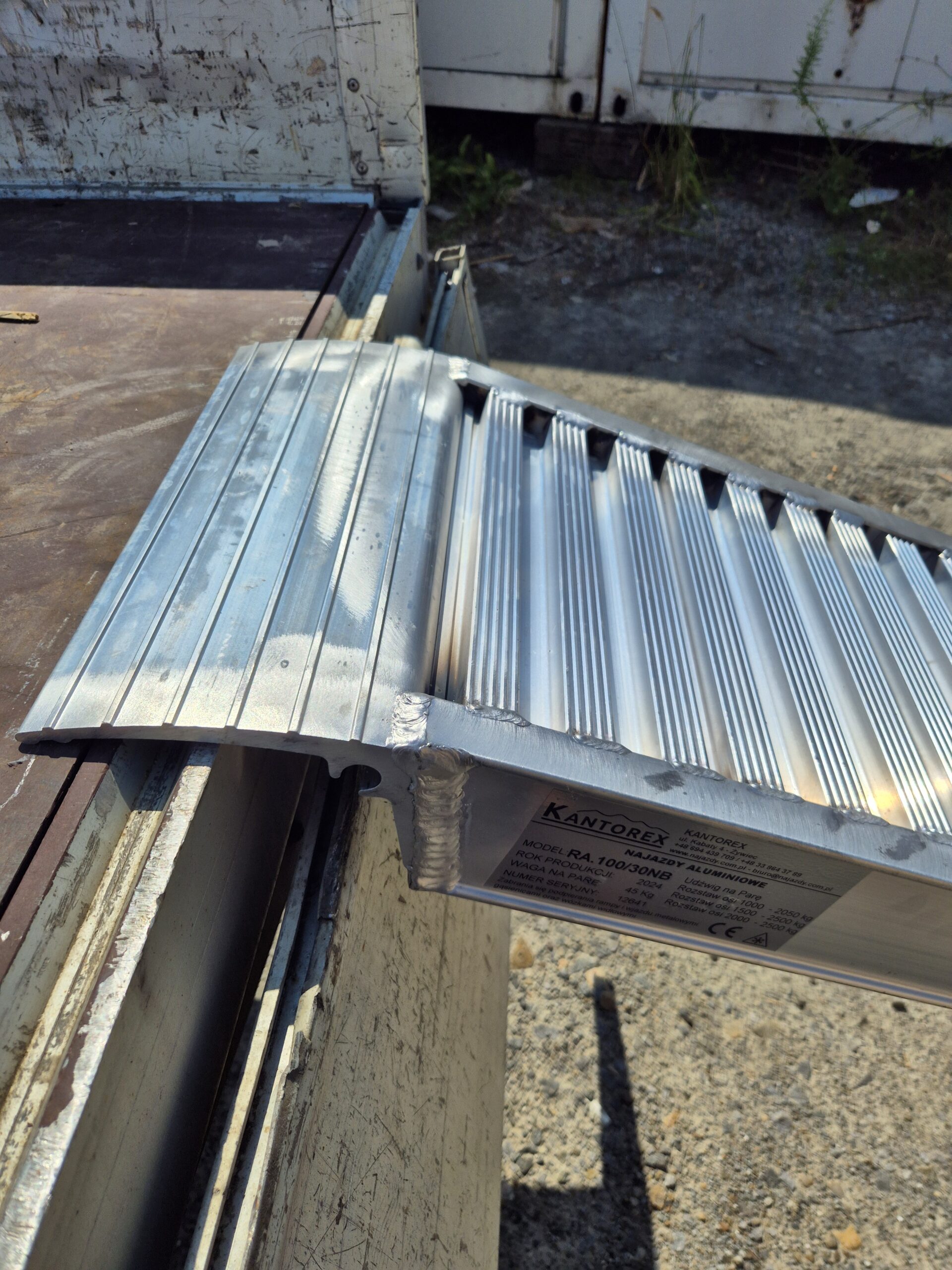 najazdy aluminiowe 100x30 3m do 2,5t bez rantów najazdy aluminiowe 100x30 3m do 2,5t bez rantów