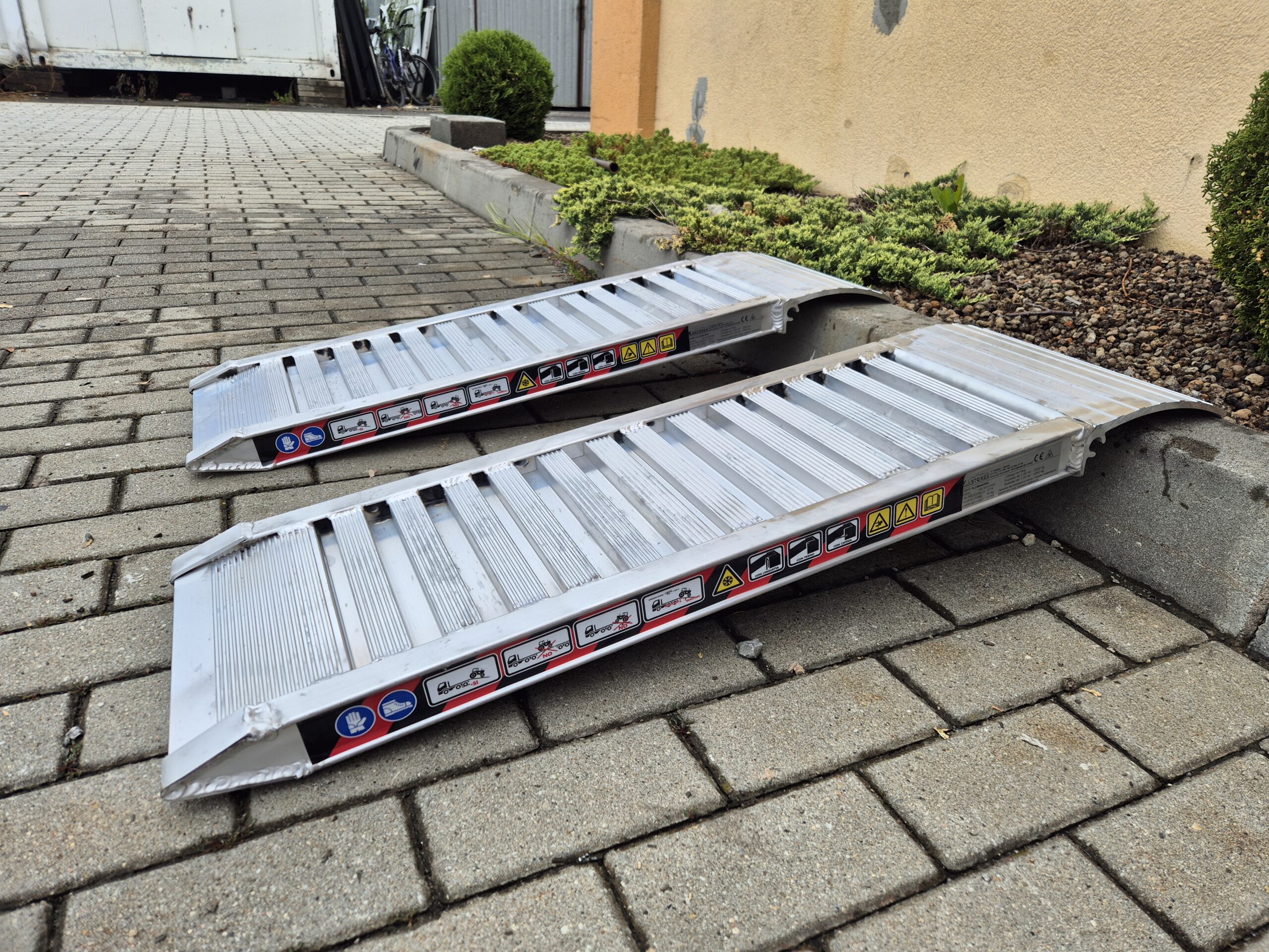 najazdy aluminiowe 50x10 1m do 2,85t bez rantów najazdy aluminiowe 50x10 1m do 2,85t bez rantów
