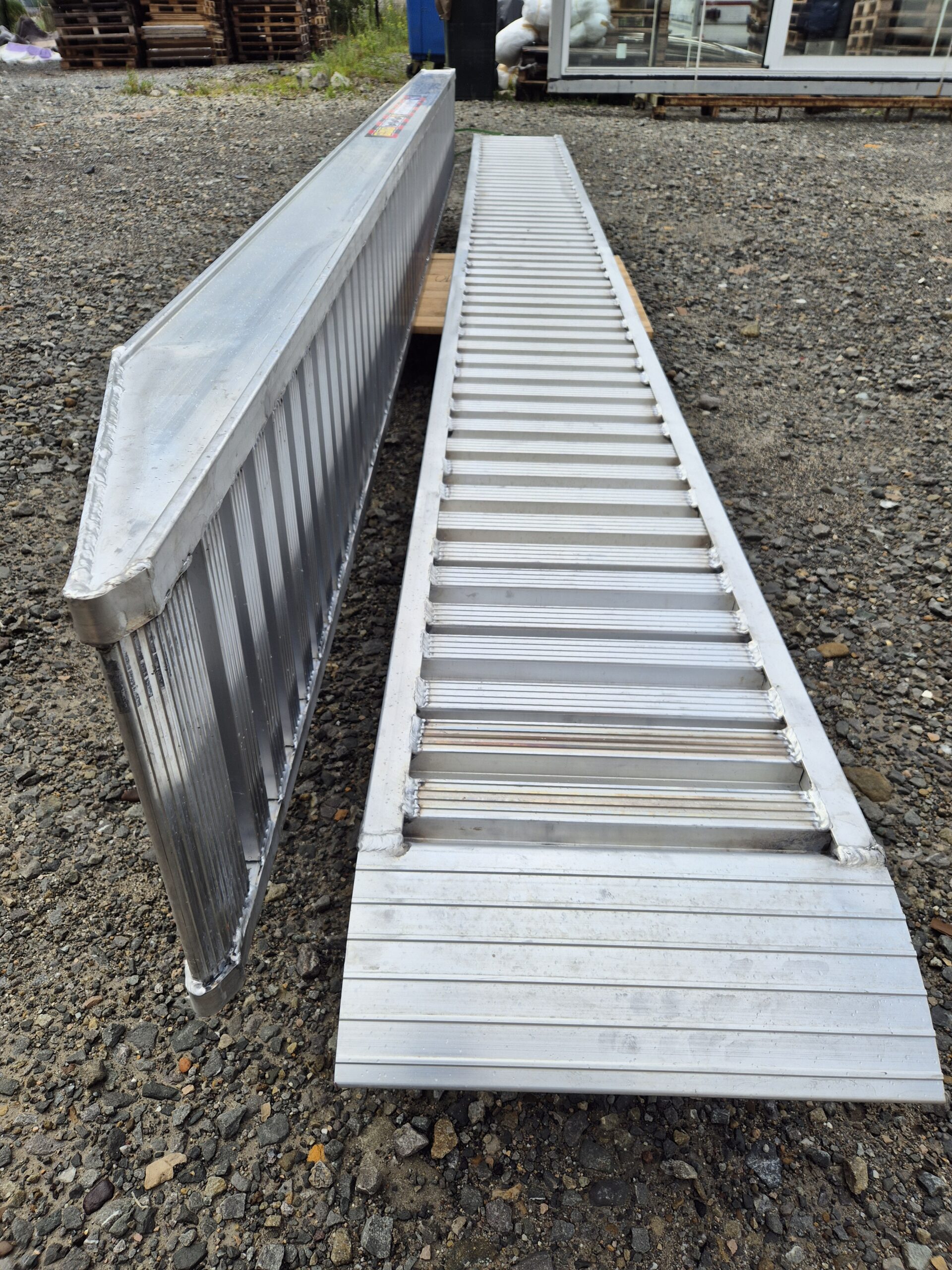 najazdy aluminiowe 136x40 4m do 3,8t bez rantów najazdy aluminiowe 136x40 4m do 3,8t bez rantów