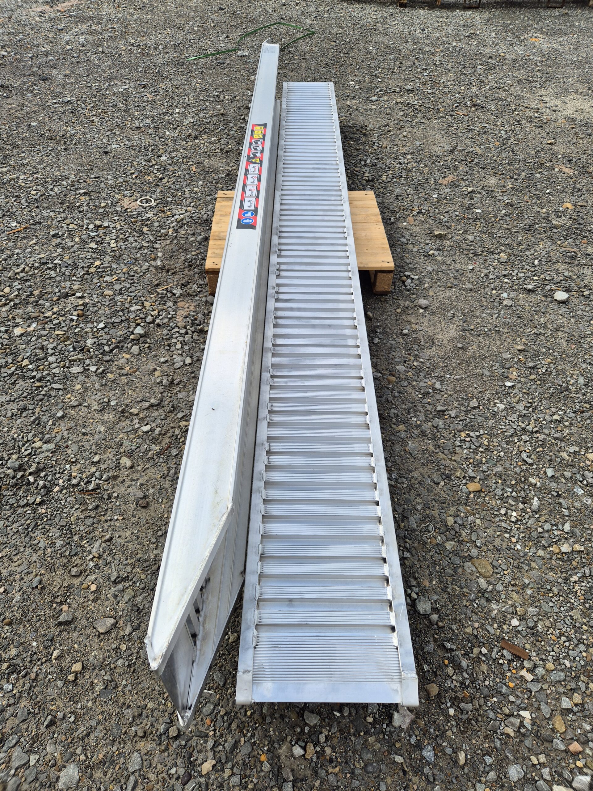 najazdy aluminiowe 115x40 4m do 2,5t bez rantów najazdy aluminiowe 115x40 4m do 2,5t bez rantów