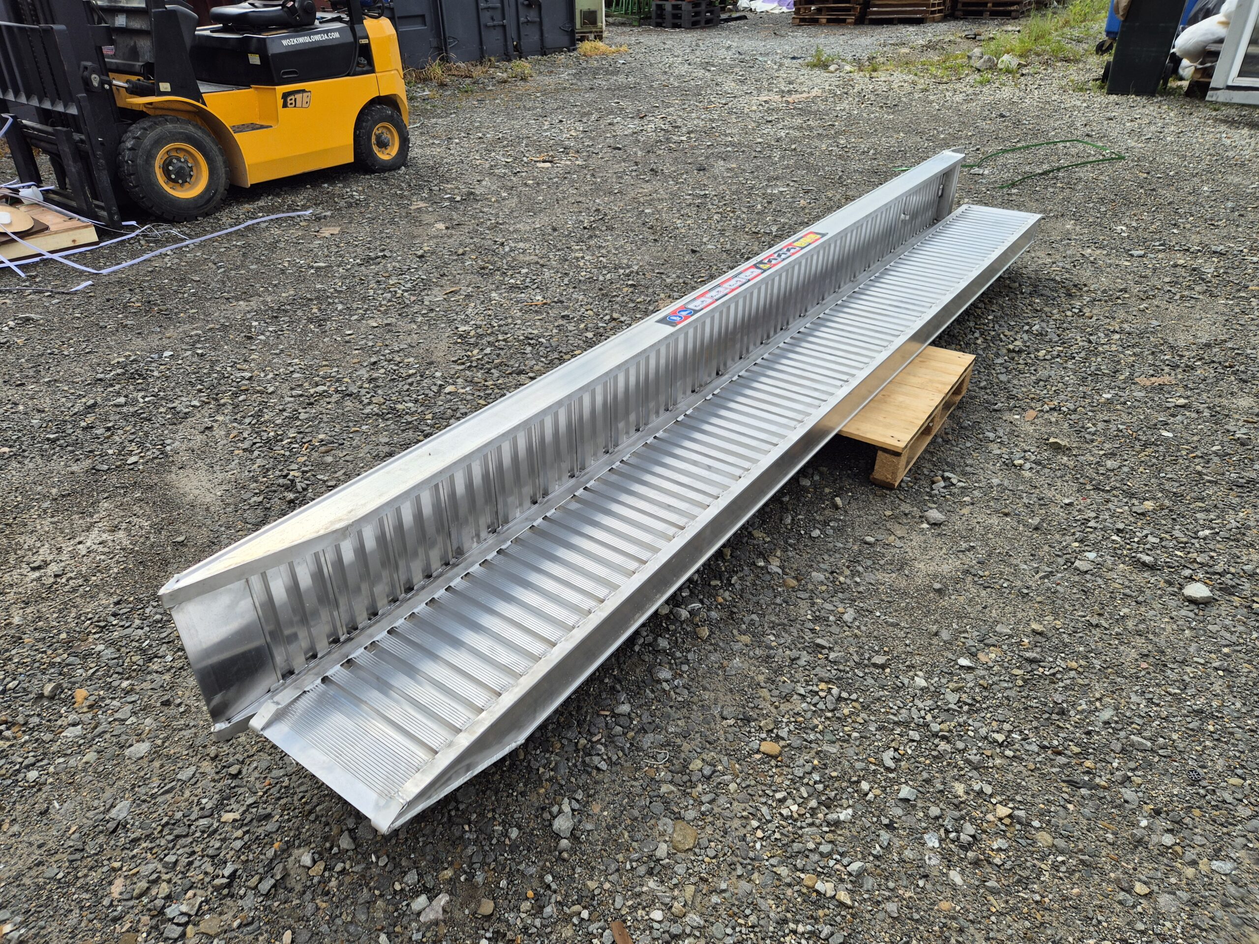 najazdy aluminiowe 115x40 4m do 2,5t bez rantów najazdy aluminiowe 115x40 4m do 2,5t bez rantów