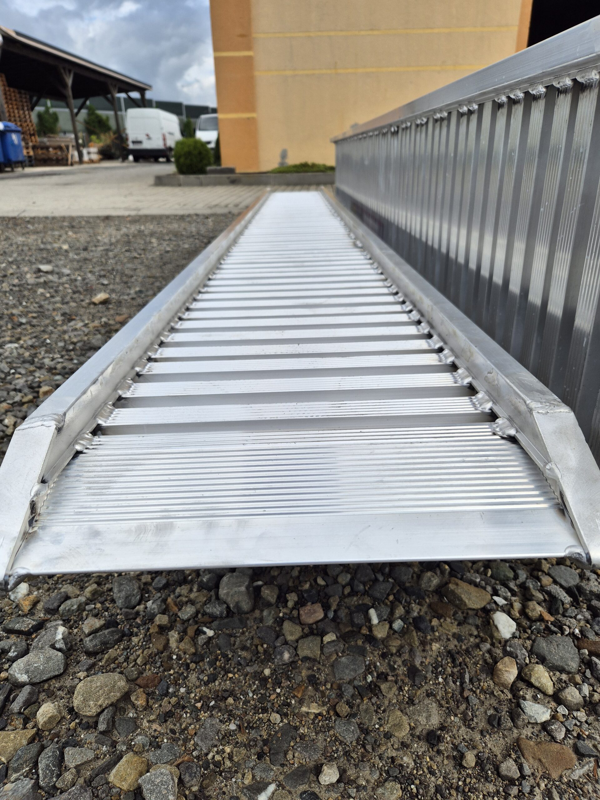 najazdy aluminiowe 100x35 3,5m do 2,1t z rantami bocznymi najazdy aluminiowe 100x35 3,5m do 2,1t z rantami bocznymi