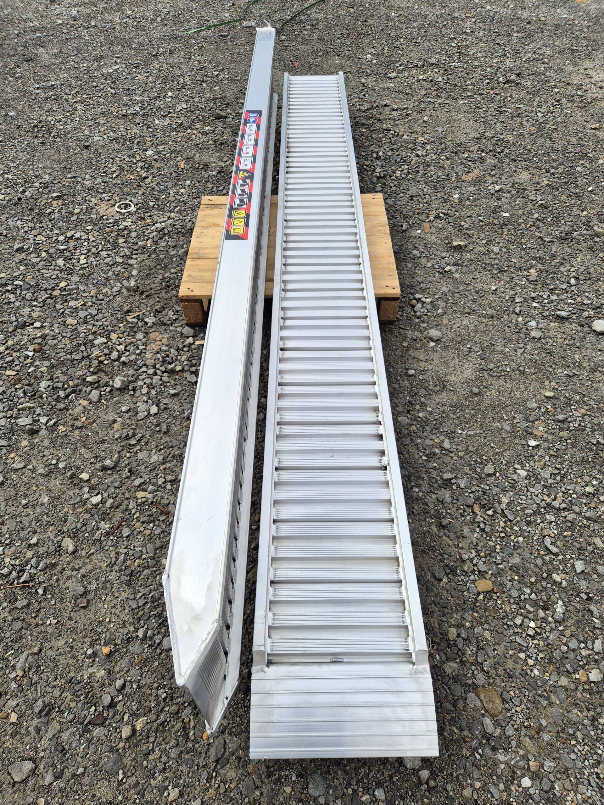 najazdy aluminiowe 100x35 3,5m do 2,1t z rantami bocznymi najazdy aluminiowe 100x35 3,5m do 2,1t z rantami bocznymi