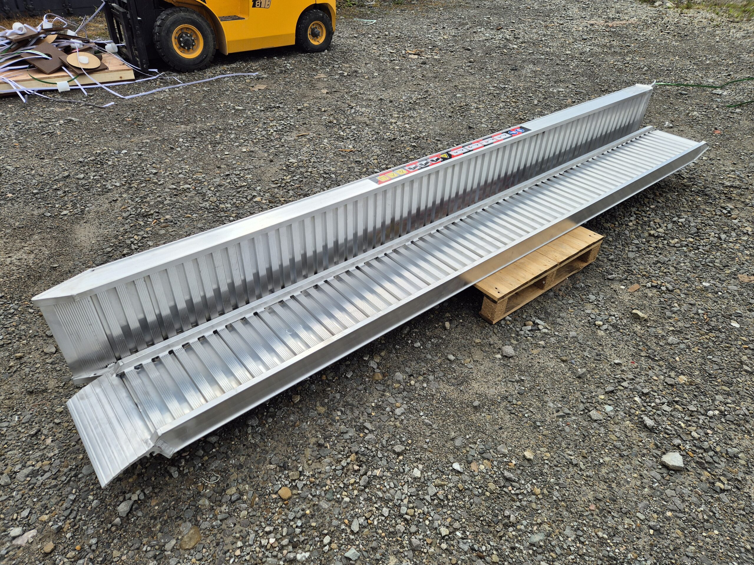 najazdy aluminiowe 100x35 3,5m do 2,1t z rantami bocznymi najazdy aluminiowe 100x35 3,5m do 2,1t z rantami bocznymi