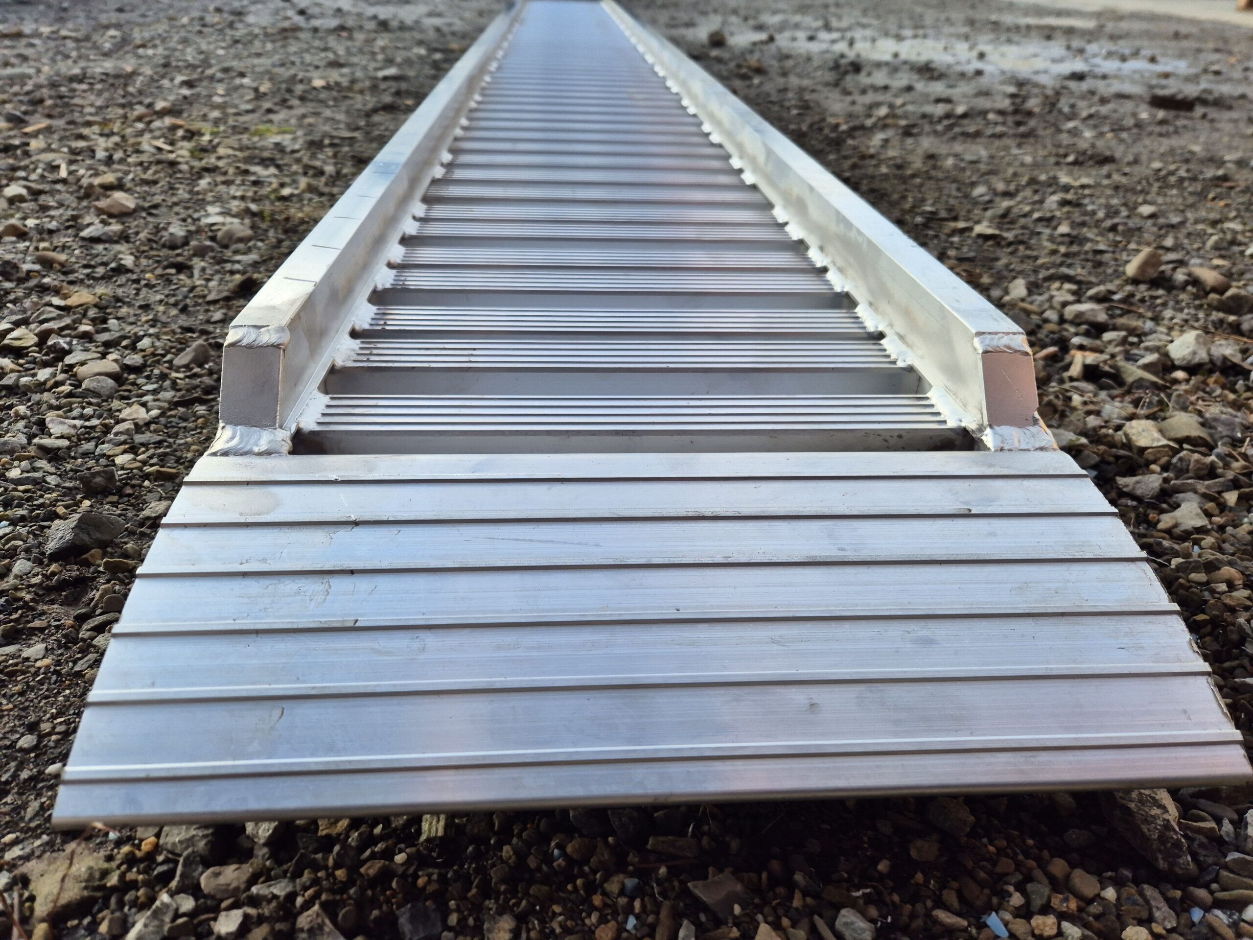 najazdy aluminiowe 126x40 4m do 3,5t z rantami bocznymi