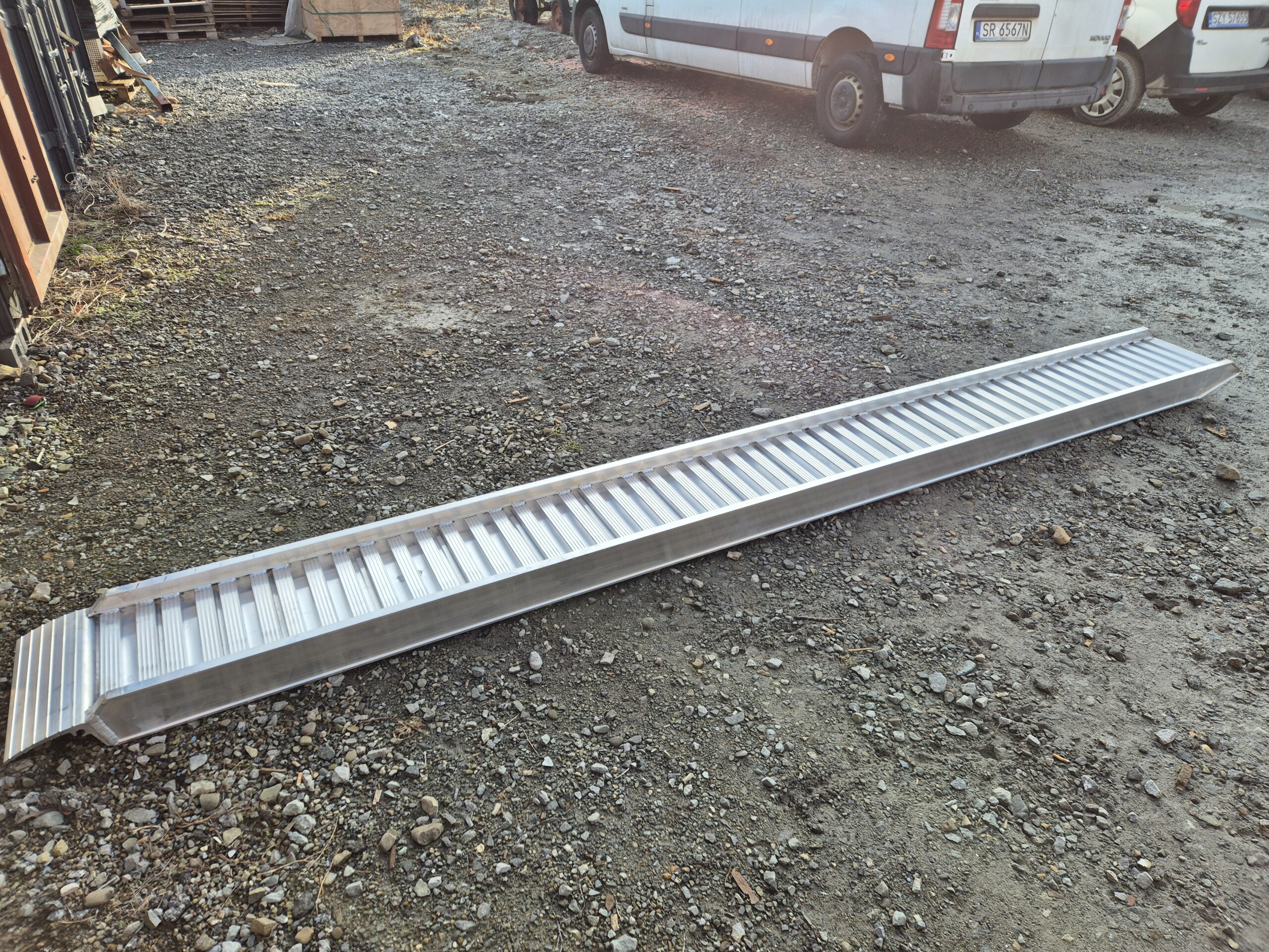 najazdy aluminiowe 126x40 4m do 3,5t z rantami bocznymi