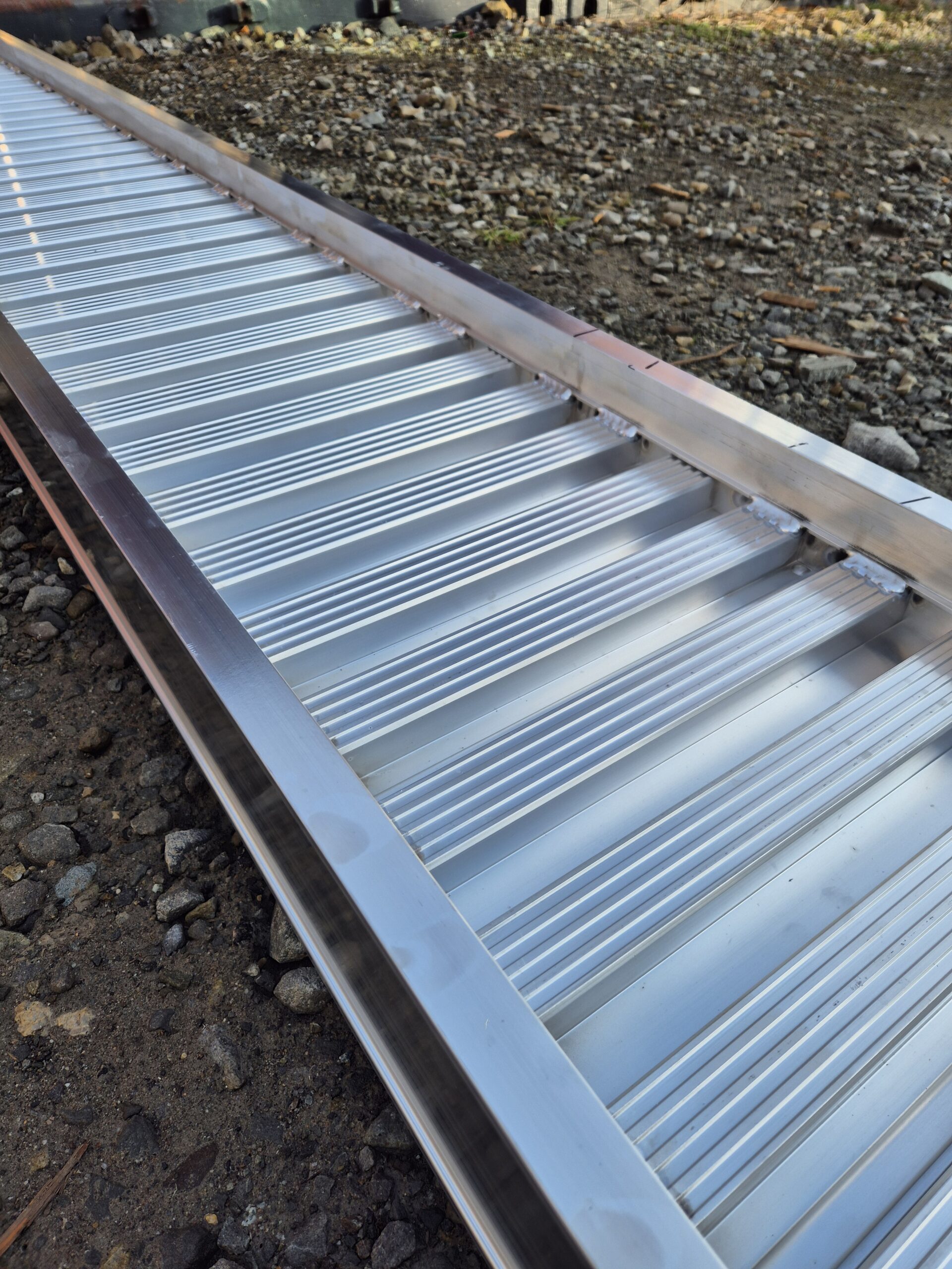 najazdy aluminiowe 126x40 4m do 3,5t z rantami bocznymi