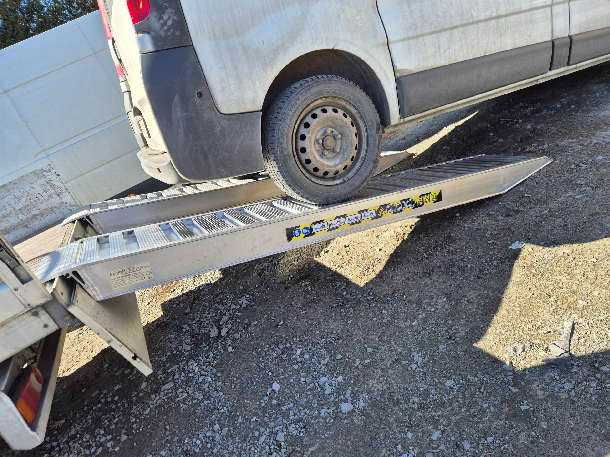 najazdy aluminiowe 170x30 3m do 11,95t bez rantów najazdy aluminiowe 170x30 3m do 11,95t bez rantów
