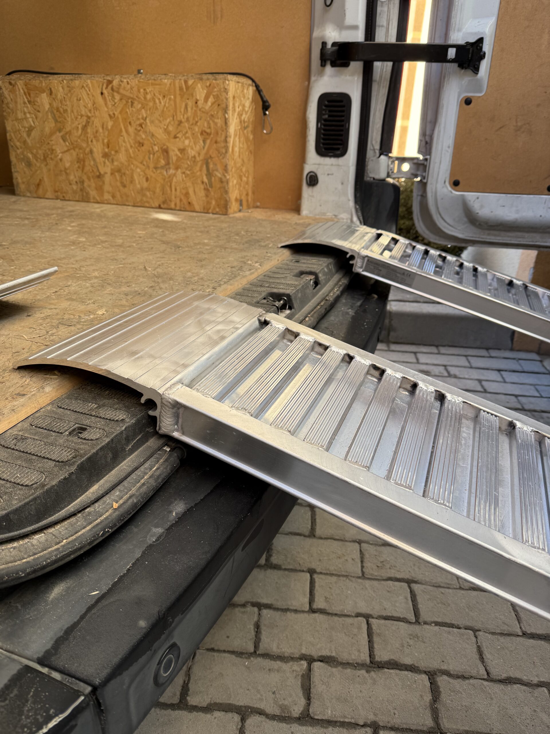 najazdy aluminiowe 50x25 2,5m do 1,55t bez rantów