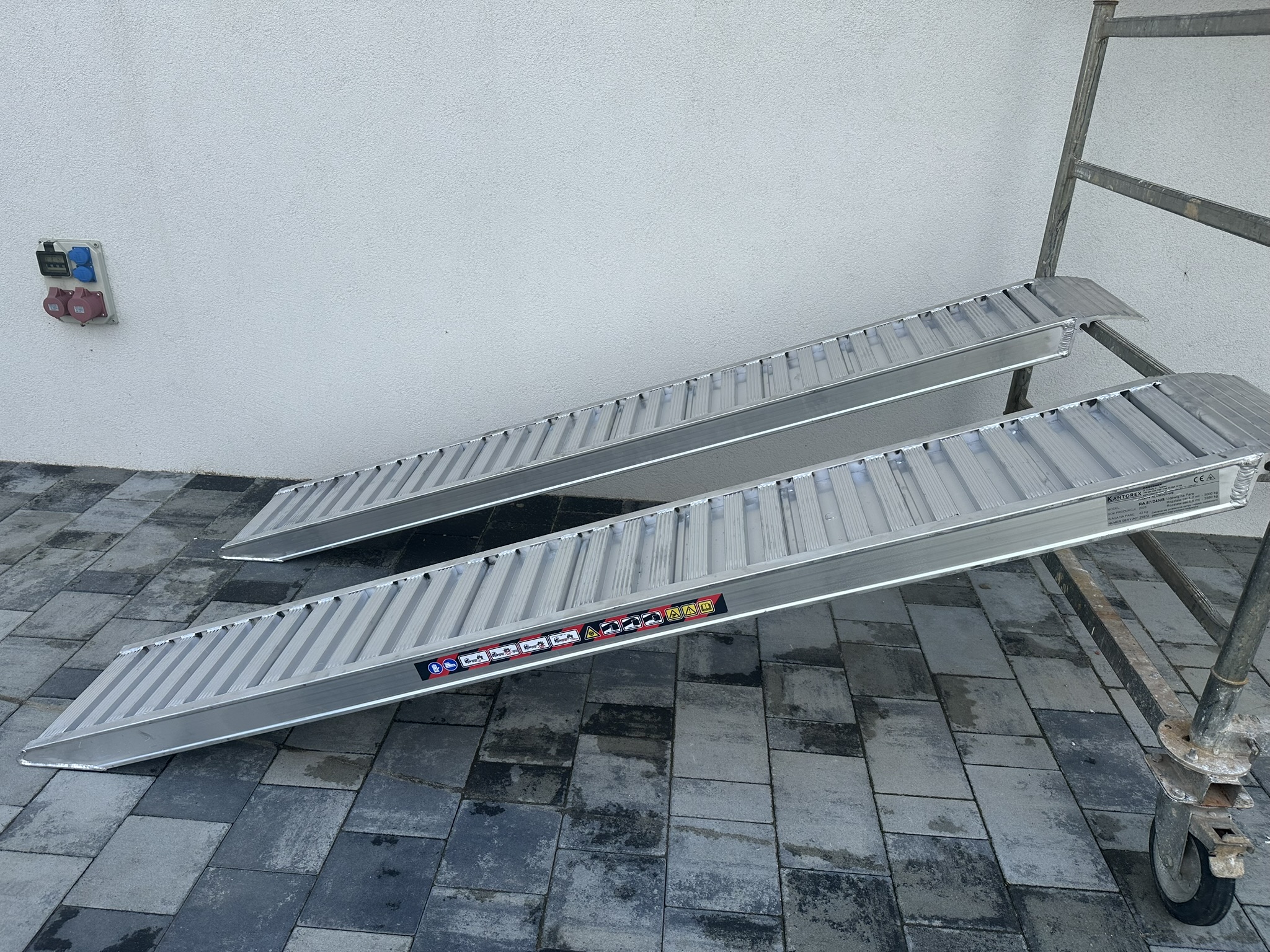 najazdy aluminiowe 87x24 2,4m do 3,38t bez rantów najazdy aluminiowe 87x24 2,4m do 3,38t bez rantów