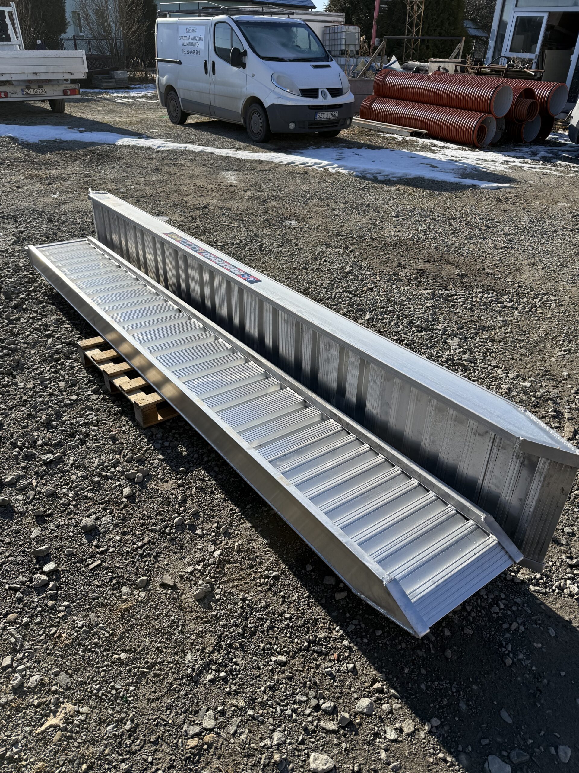 najazdy aluminiowe 150x40 4m do 5,8t z rantami bocznymi najazdy aluminiowe 150x40 4m do 5,8t z rantami bocznymi