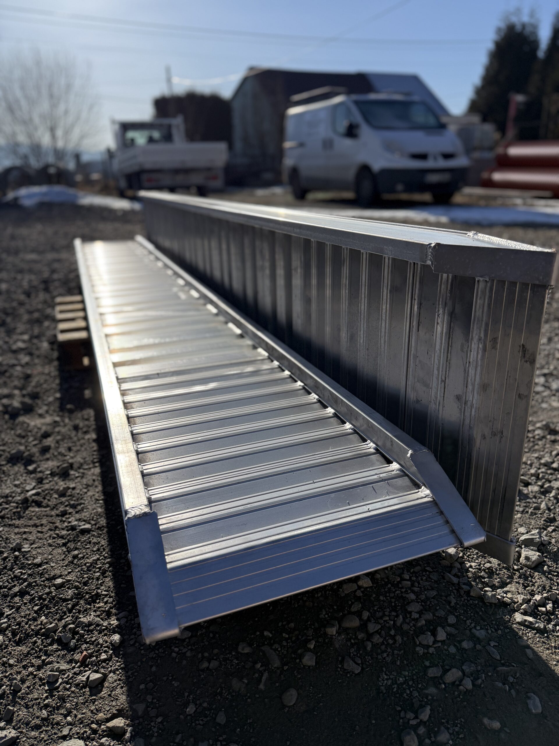 najazdy aluminiowe 150x40 4m do 5,8t z rantami bocznymi najazdy aluminiowe 150x40 4m do 5,8t z rantami bocznymi