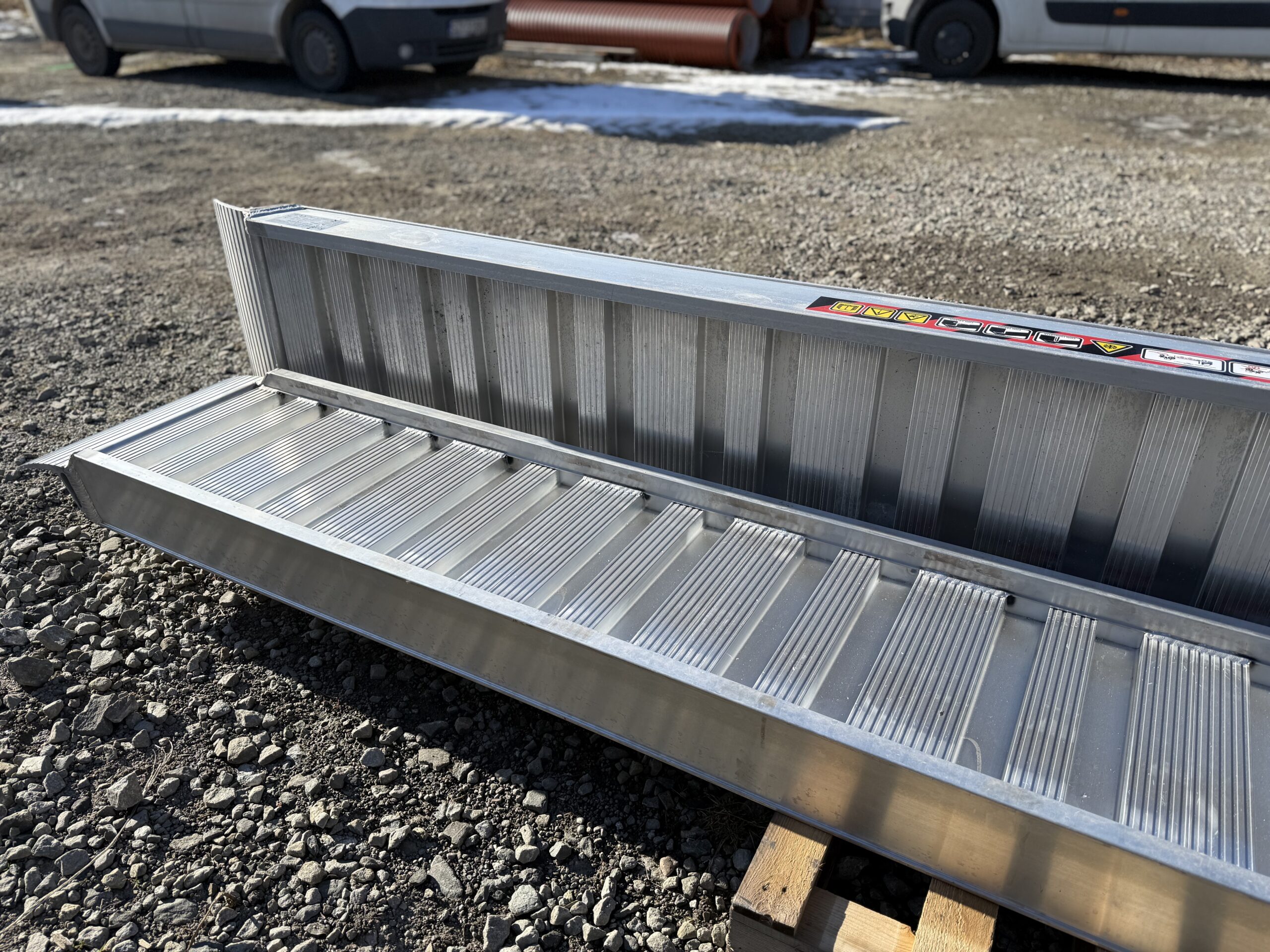 najazdy aluminiowe 150x40 4m do 5,8t z rantami bocznymi najazdy aluminiowe 150x40 4m do 5,8t z rantami bocznymi