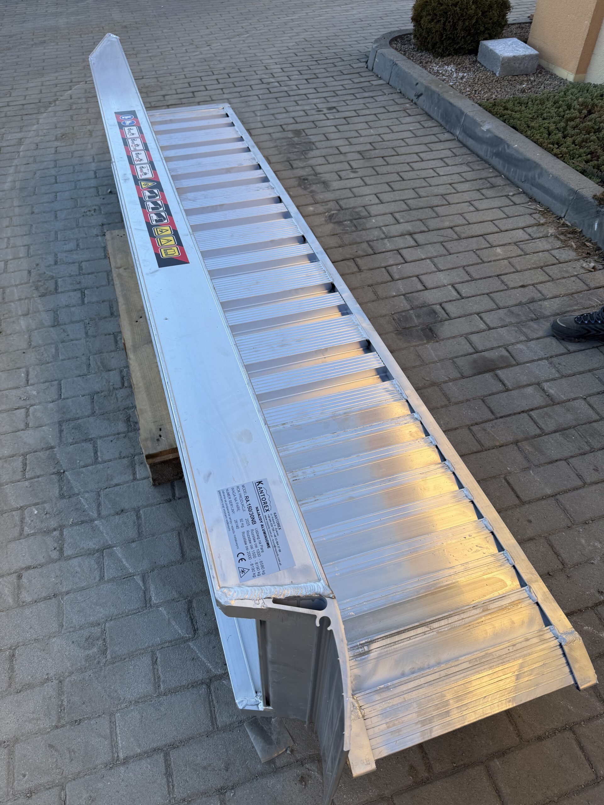 najazdy aluminiowe 150x30 3m do 8,19t bez rantów najazdy aluminiowe 150x30 3m do 8,19t bez rantów