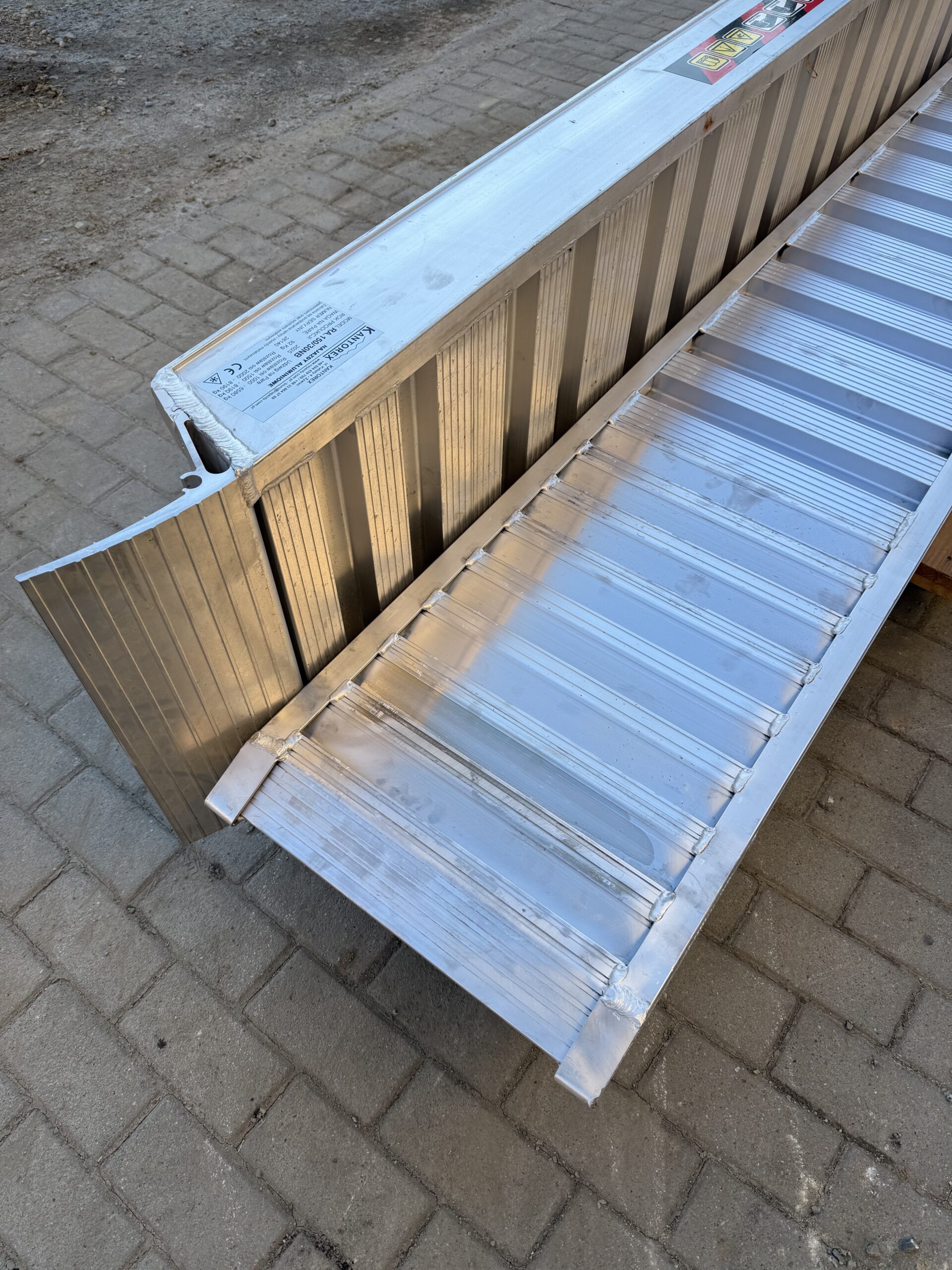 najazdy aluminiowe 150x30 3m do 8,19t bez rantów najazdy aluminiowe 150x30 3m do 8,19t bez rantów